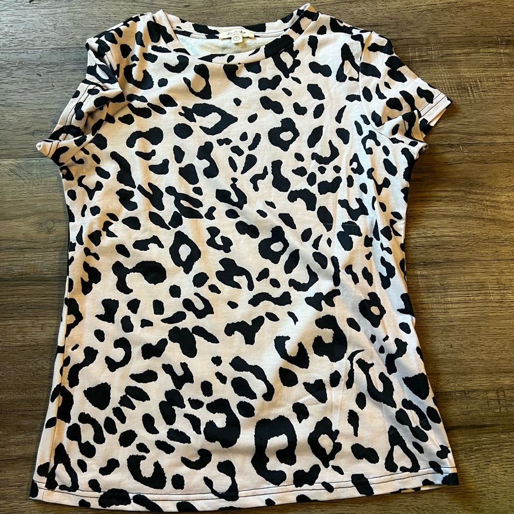 Chic Animal Print Short Sleeve Top